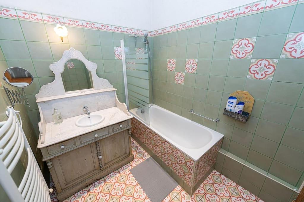 Anna-Maria : Grand Appartement 10 Personnes+Parking Prive -Actif+ Location- Marselha Exterior foto